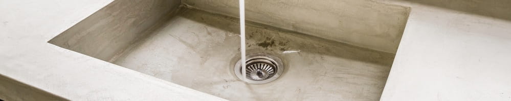 Een wasbak in badkamer met beton uitstraling