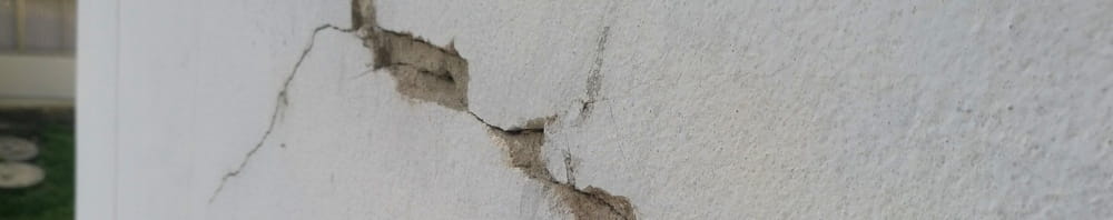 Grote scheur in muur